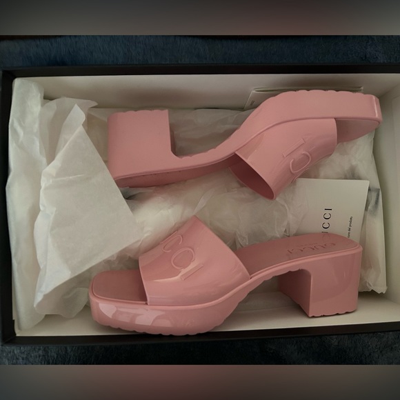 Brand new Gucci Women's rubber slide sandal pink color - Picture 3 of 5